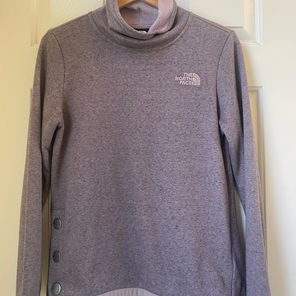North Face pull over. Very good condition and so warm!